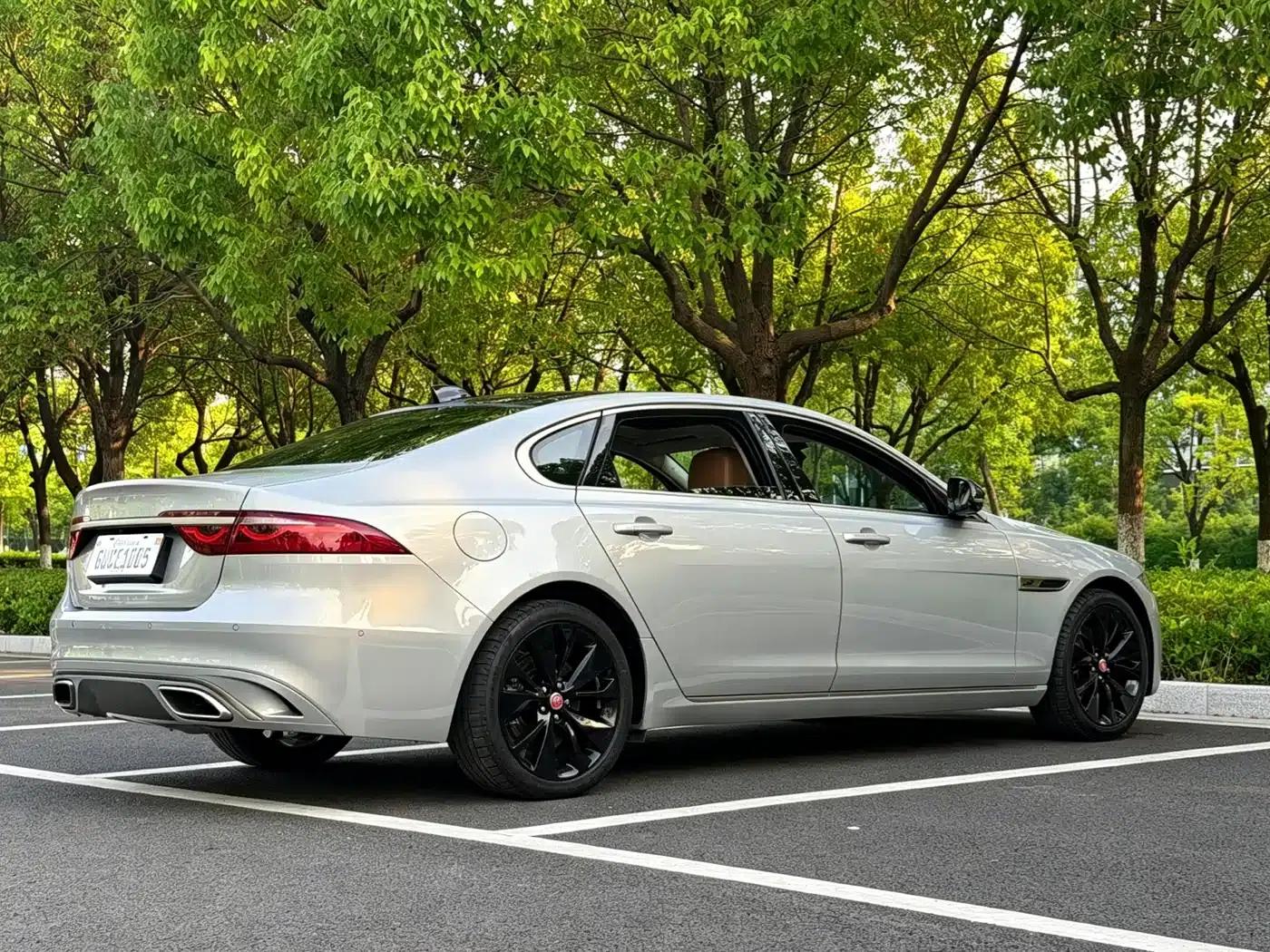 2023 Jaguar XFL 2.0T P250 2WD Luxury Gold Edition — миниатюра 7
