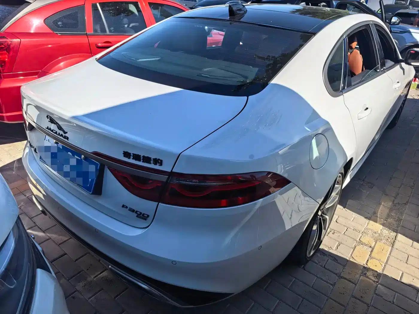 Jaguar XFL 2024 2.0T P300 AWD Flagship Sport Gold Edition — миниатюра 4