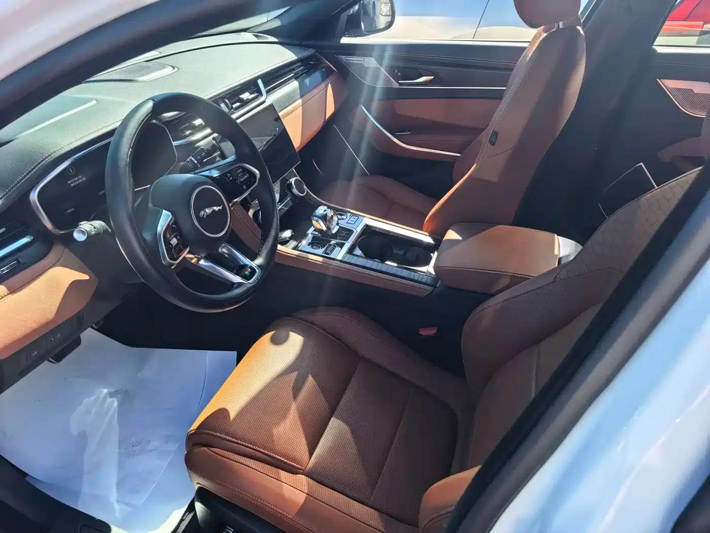 Jaguar XFL 2024 2.0T P300 AWD Flagship Sport Gold Edition — миниатюра 7
