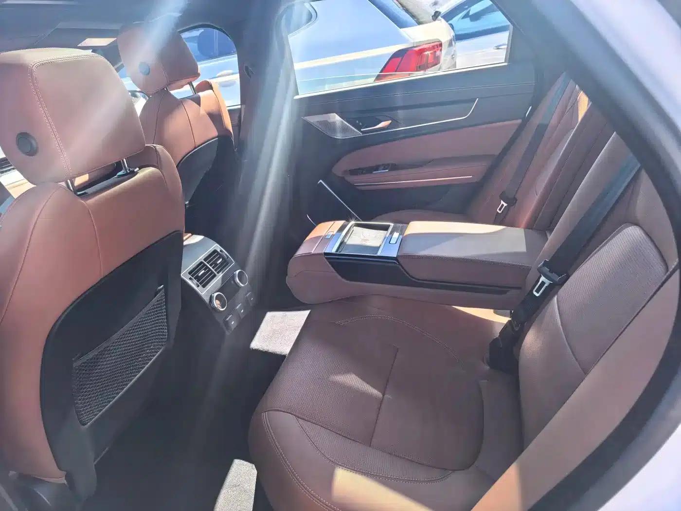 Jaguar XFL 2024 2.0T P300 AWD Flagship Sport Gold Edition — миниатюра 8