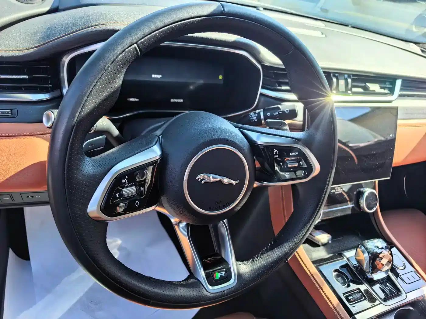 Jaguar XFL 2024 2.0T P300 AWD Flagship Sport Gold Edition — миниатюра 10