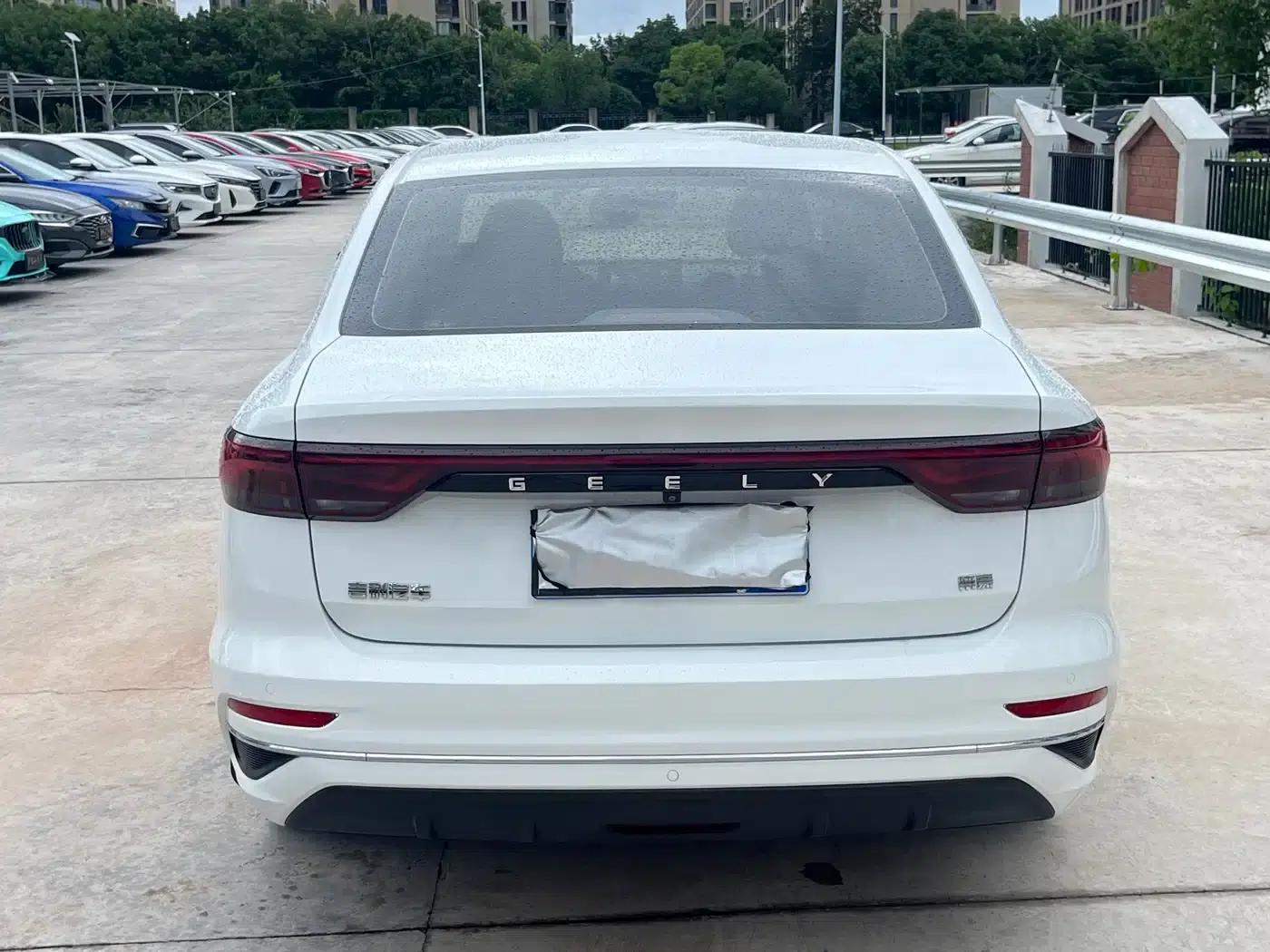 Geely Emgrand 2022 4th Generation 1.5L CVT Flagship Edition — миниатюра 3