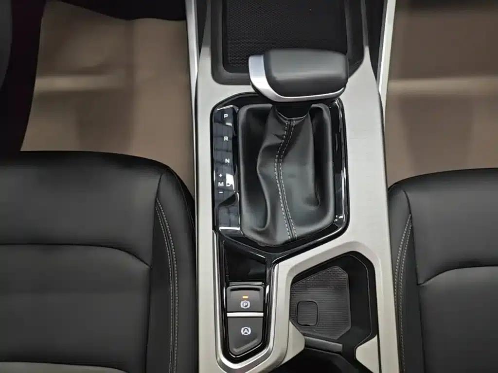 Geely Emgrand 2026 4 Millionth Anniversary Edition 1.5L CVT Superior Model — миниатюра 14