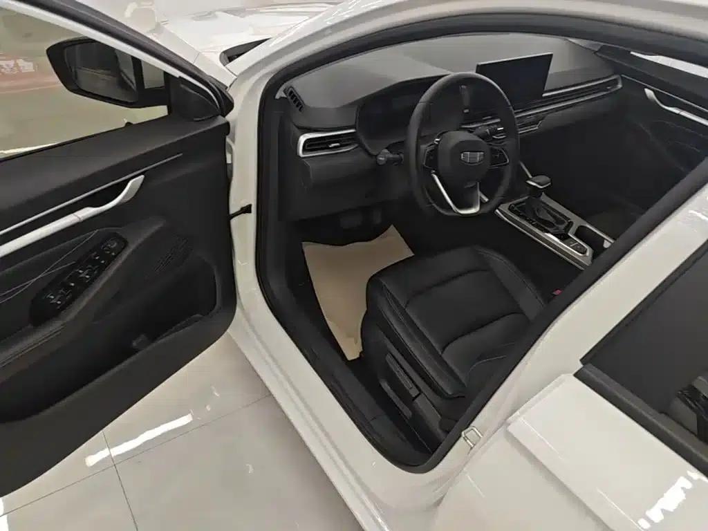 Geely Emgrand 2026 4 Millionth Anniversary Edition 1.5L CVT Superior Model — миниатюра 16