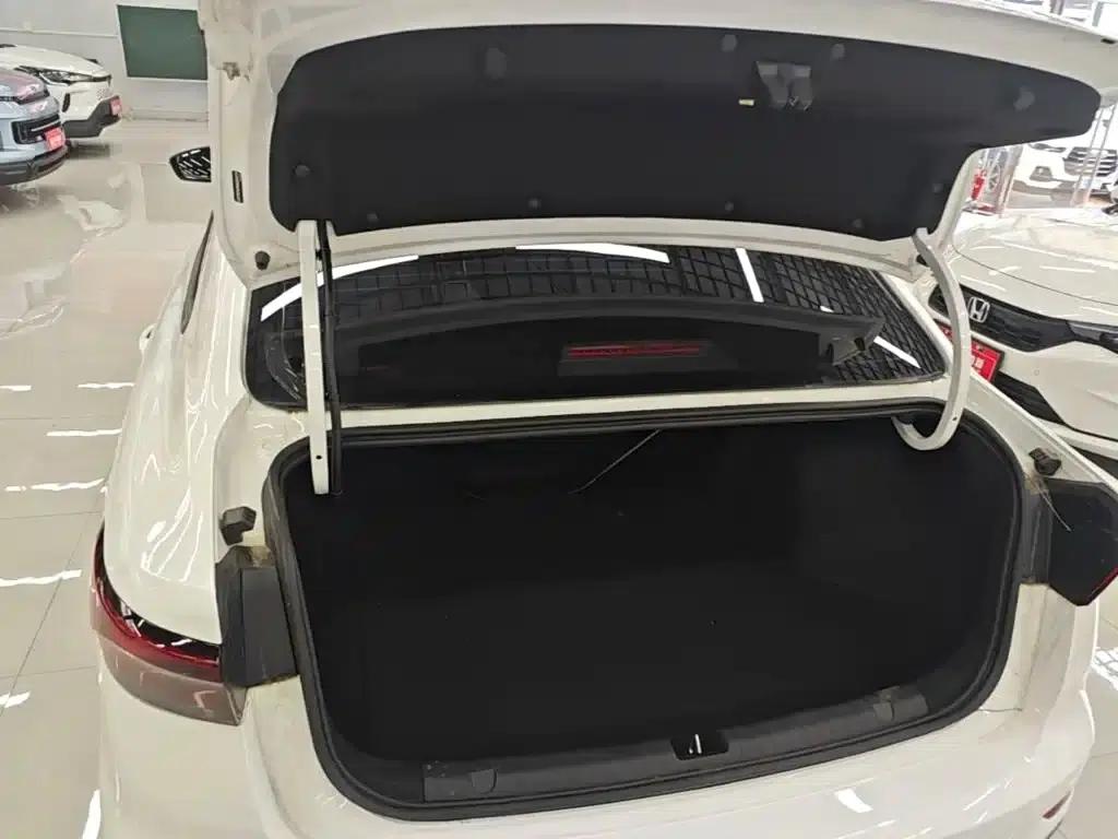 Geely Emgrand 2026 4 Millionth Anniversary Edition 1.5L CVT Superior Model — миниатюра 19