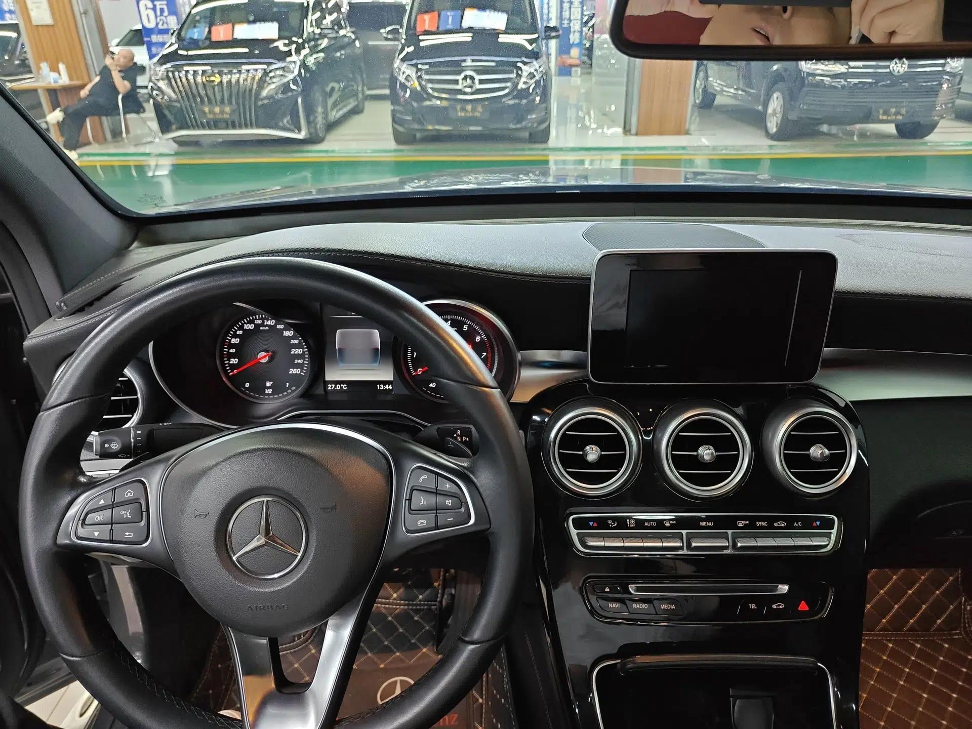 Mercedes-Benz GLC Coupe 2019 GLC 260 4MATIC Coupe SUV — миниатюра 10