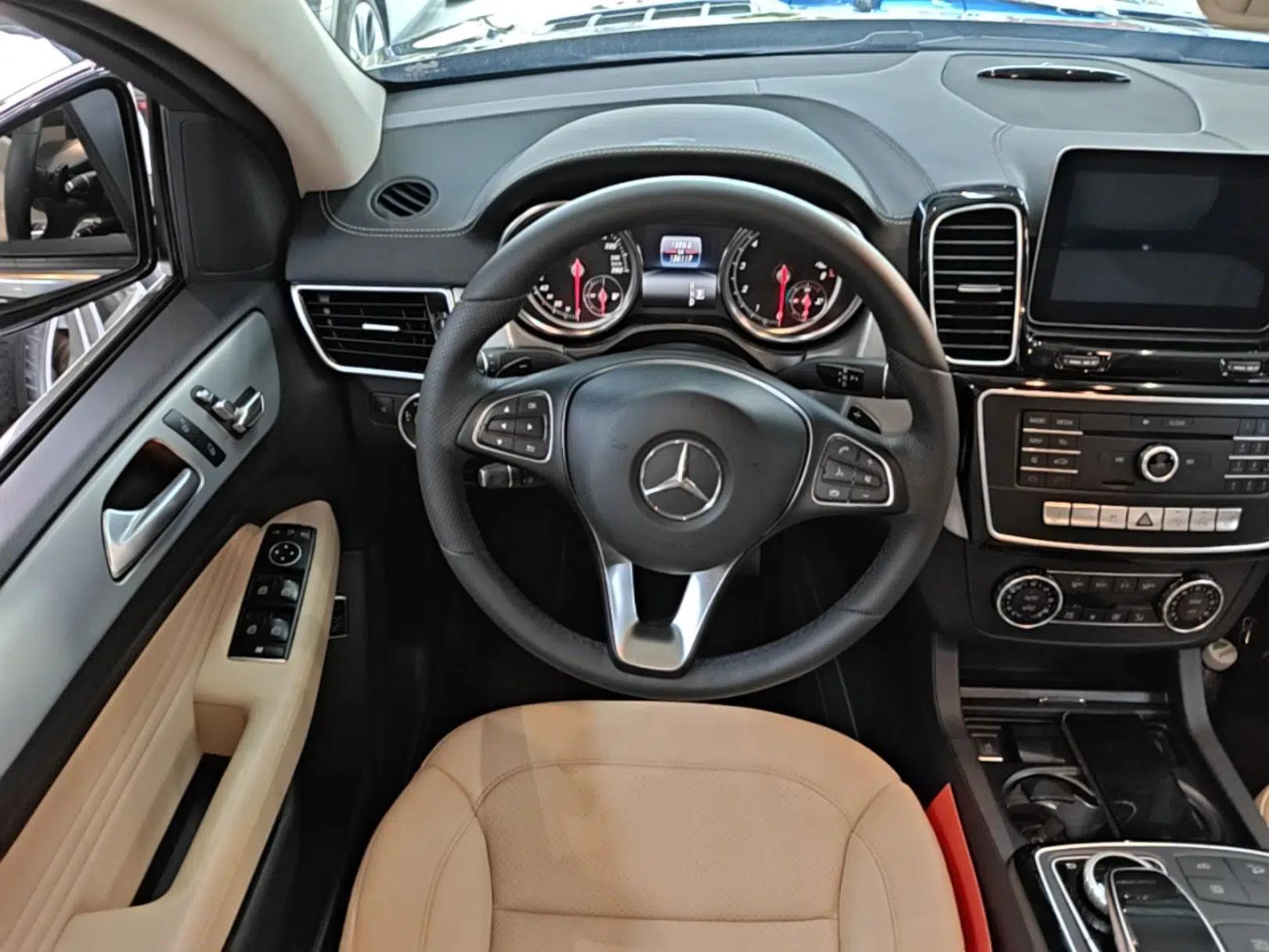 Mercedes-Benz GLE Coupe 2017 GLE 400 4MATIC Coupe SUV — миниатюра 13