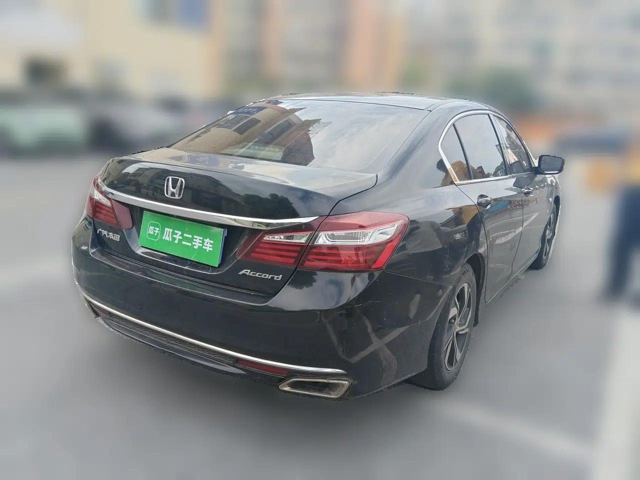 Honda Accord 2016 2.0L Elite Edition — миниатюра 6