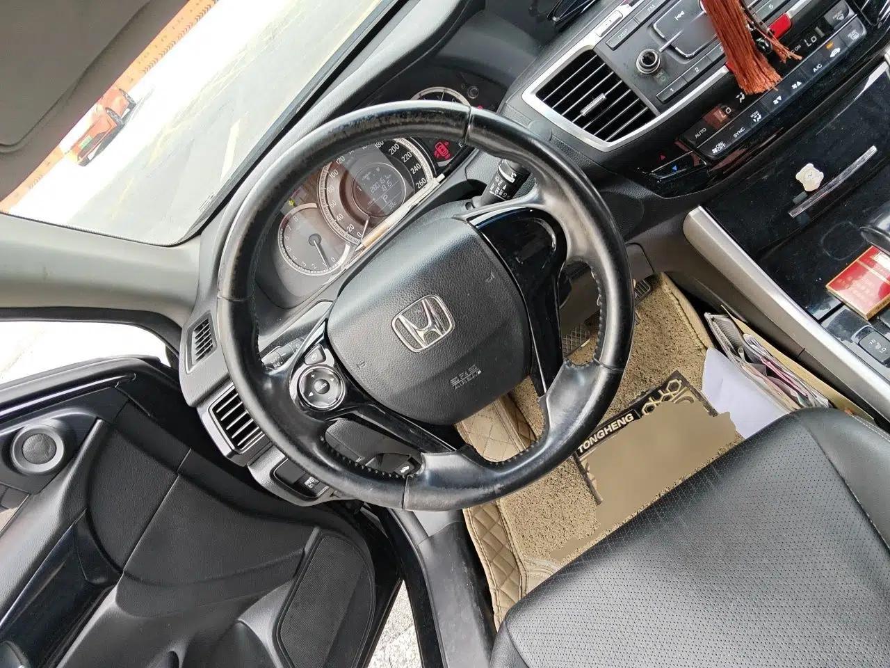 Honda Accord 2016 2.0L Elite Edition — миниатюра 10