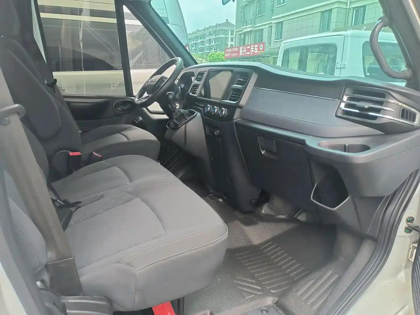Jiangling Fushun 2023 2.0T Manual Short Wheelbase Mid-High Roof Passenger/Business Edition 7-Seater (Non-Commercial) — миниатюра 4