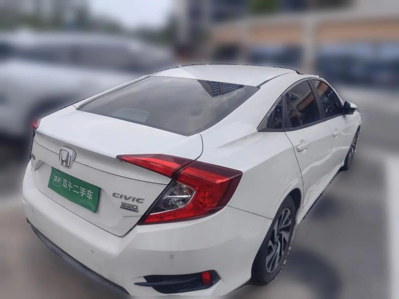 Honda Civic 2016 220TURBO CVT Luxury Edition — миниатюра 6