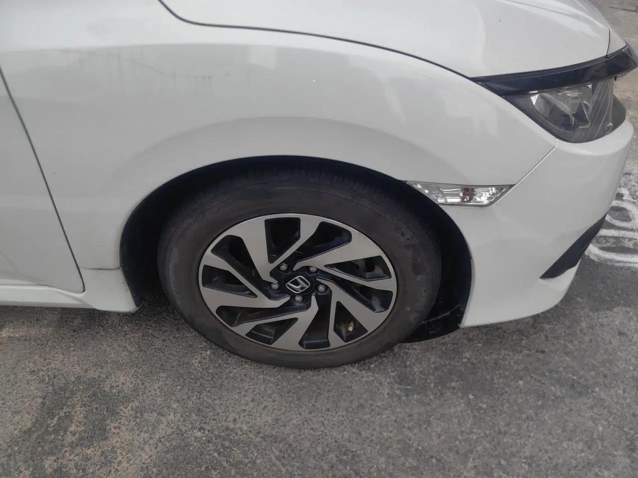 Honda Civic 2016 220TURBO CVT Luxury Edition — миниатюра 8