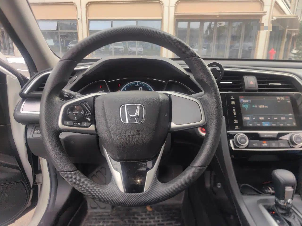 Honda Civic 2016 220TURBO CVT Luxury Edition — миниатюра 10