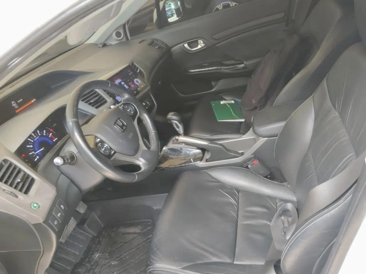 Honda Civic 2012 1.8L automatic luxury edition — миниатюра 15