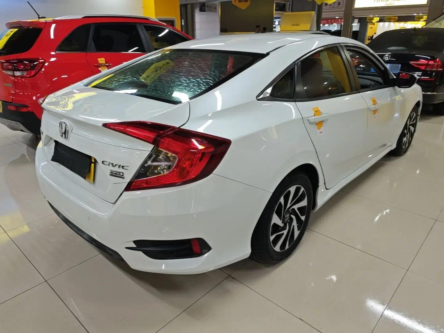 Honda Civic 2016 220TURBO CVT Luxury Edition — миниатюра 6