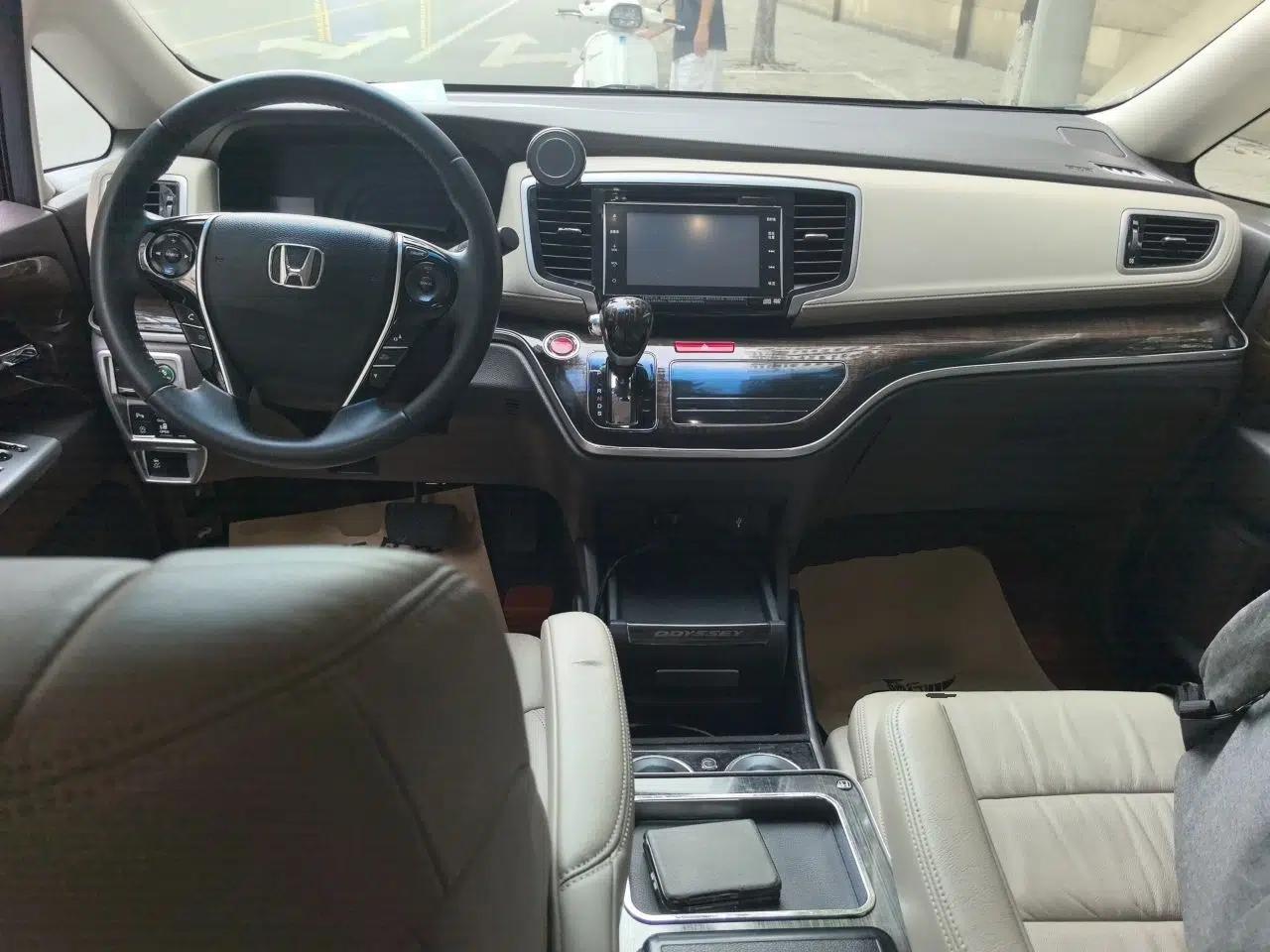 Honda Odyssey 2015 Revised Version 2.4L Supreme Edition — миниатюра 9