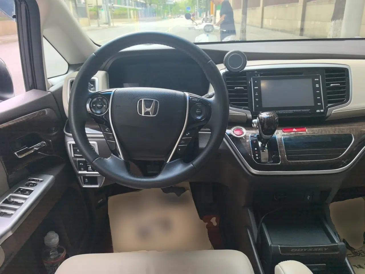 Honda Odyssey 2015 Revised Version 2.4L Supreme Edition — миниатюра 10