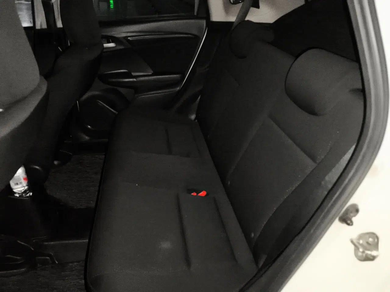Honda Fit 2016 1.5L LX Manual Comfort Model — миниатюра 20