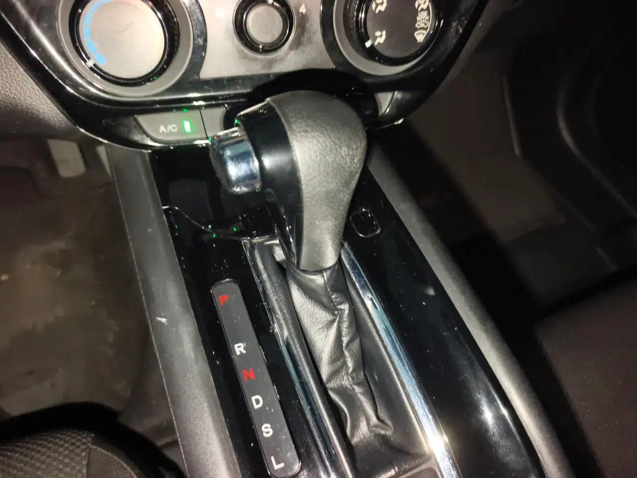Honda Vezel 2015 1.5L CVT two-wheel drive Comfort trim — миниатюра 14