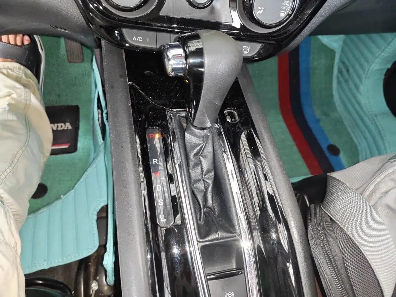 Honda Vezel 2017 1.5L CVT 2WD Comfort Model — миниатюра 14