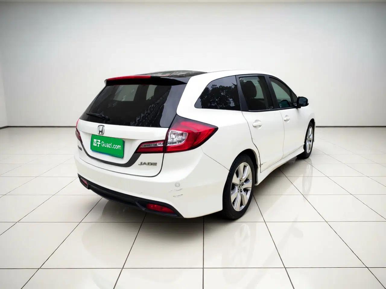 Honda Jade 2014 1.8L Automatic Comfort Elite Version 5 Seats — миниатюра 6