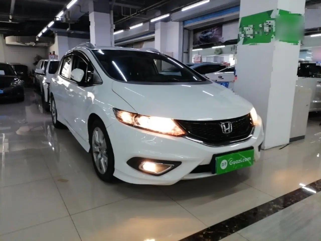Honda Jade 2014 1.8L Automatic Comfort Elite Version 5 Seats — миниатюра 3