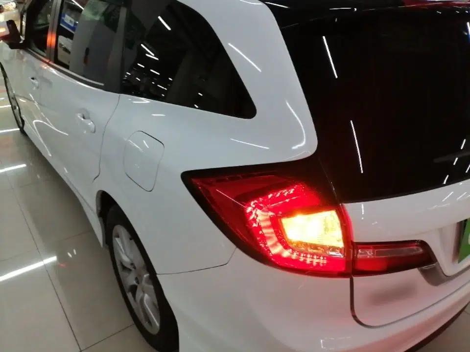 Honda Jade 2014 1.8L Automatic Comfort Elite Version 5 Seats — миниатюра 4