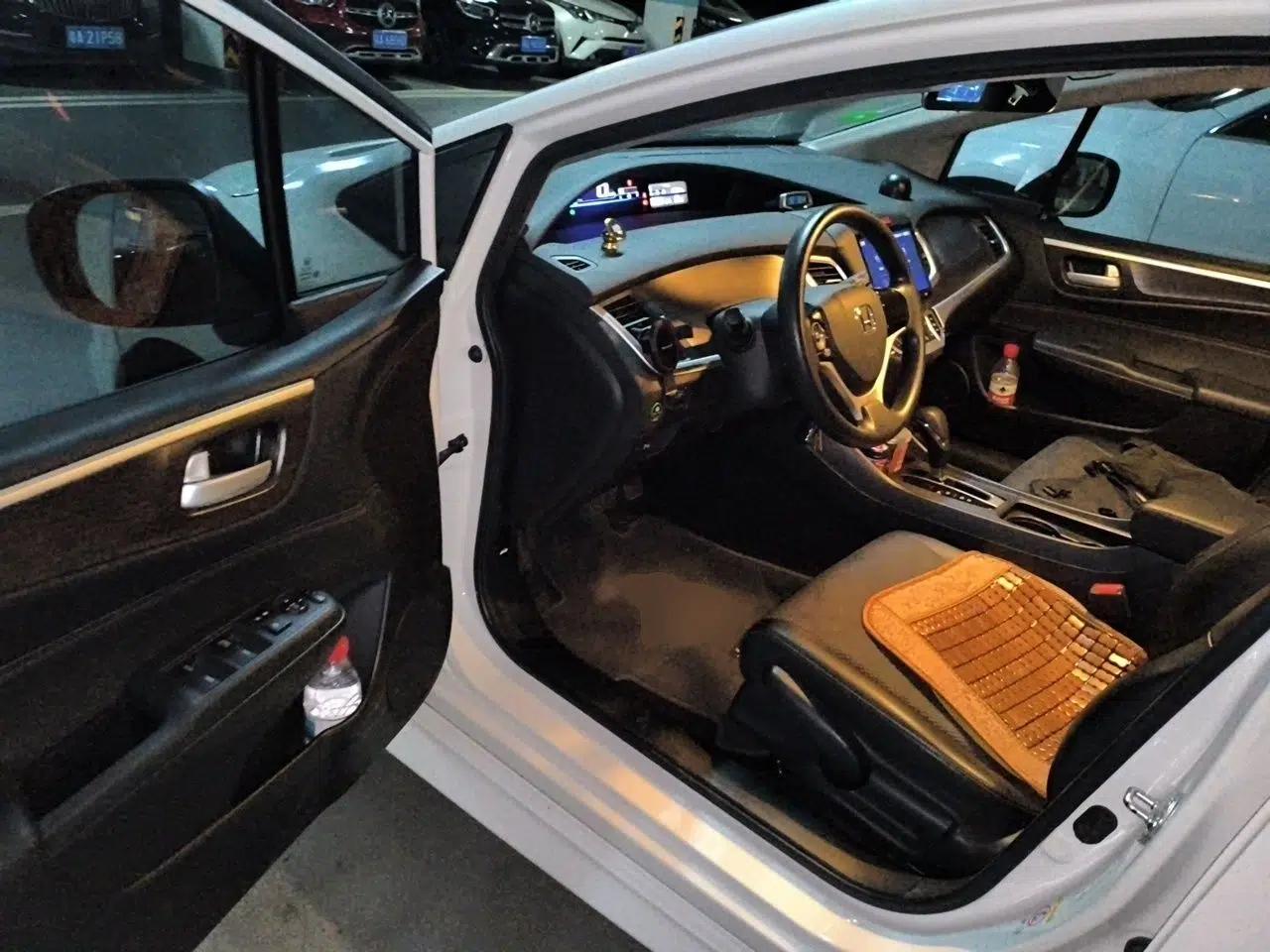 Honda Jade 2016 1.8L Automatic Comfort Version 5 Seats — миниатюра 16