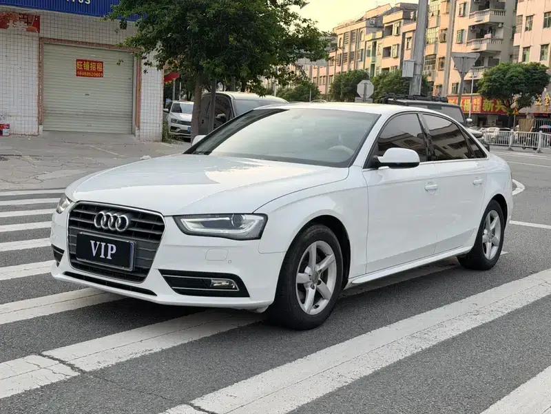 Audi A4L 2013 35 TFSI Automatic Standard Edition — миниатюра 1