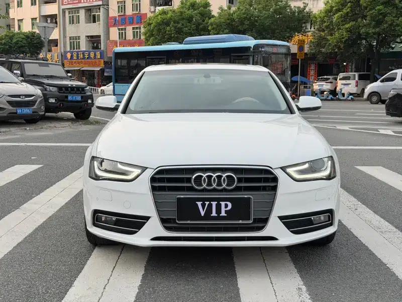 Audi A4L 2013 35 TFSI Automatic Standard Edition — миниатюра 2