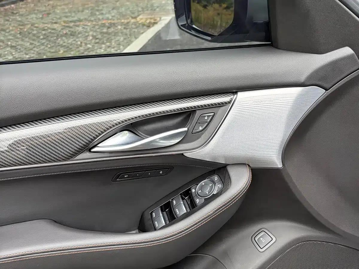 2023 Cadillac CT5 28T Platinum Edition — миниатюра 17