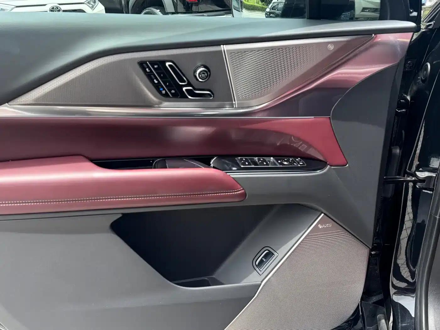 Cadillac XT5 2025 2.0T Platinum Edition — миниатюра 9