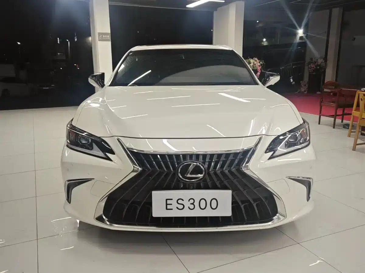Lexus ES 2022 300h Premium Edition — миниатюра 2