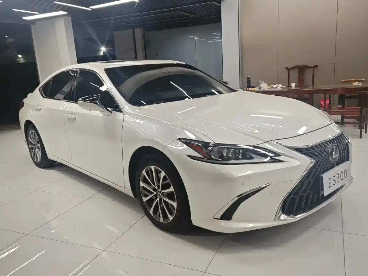 Lexus ES 2022 300h Premium Edition — миниатюра 3