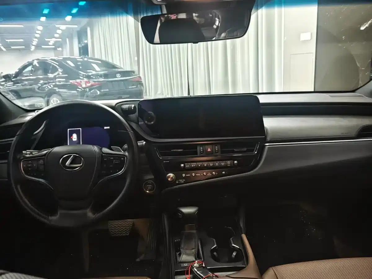 Lexus ES 2022 300h Premium Edition — миниатюра 5