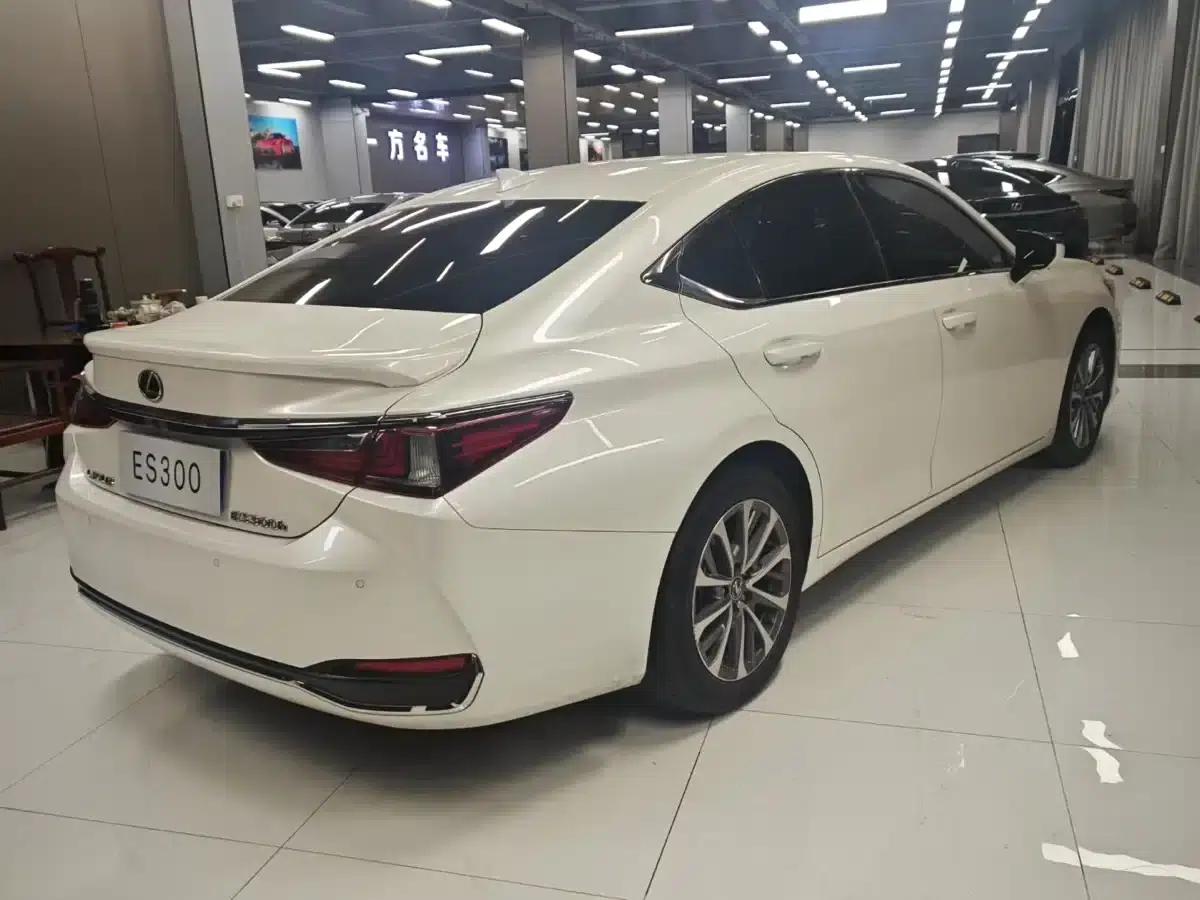 Lexus ES 2022 300h Premium Edition — миниатюра 9