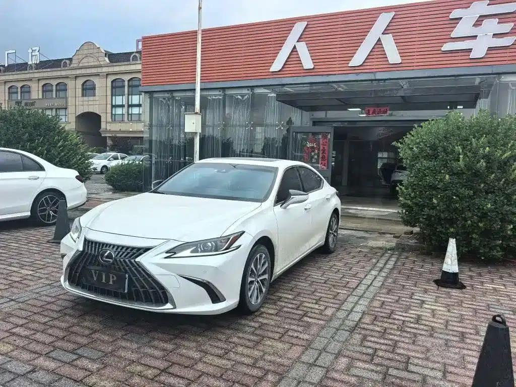 Lexus ES 2022 200 Premium Edition — миниатюра 1