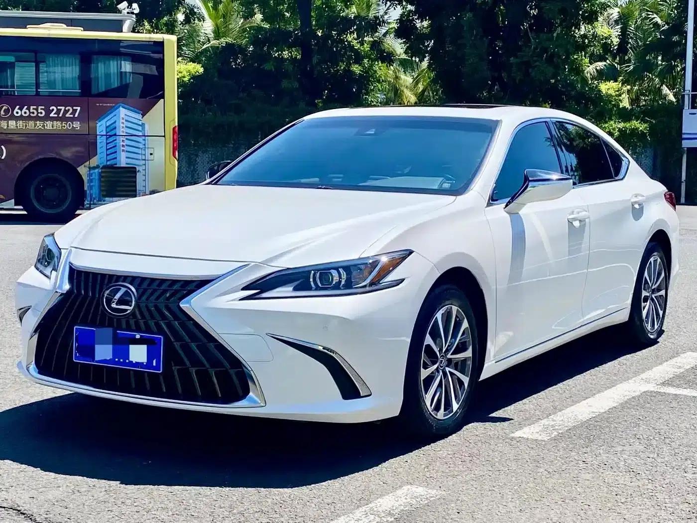 Lexus ES 2023 200 Premium Edition — миниатюра 1