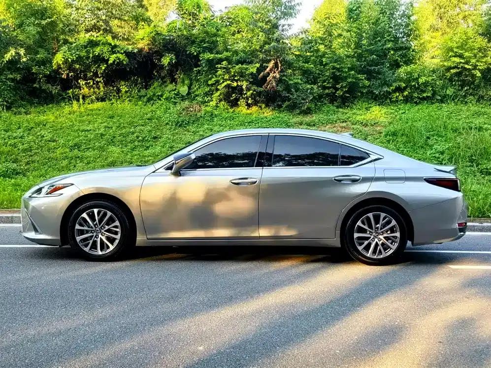 Lexus ES 2022 300h Premium Edition — миниатюра 4