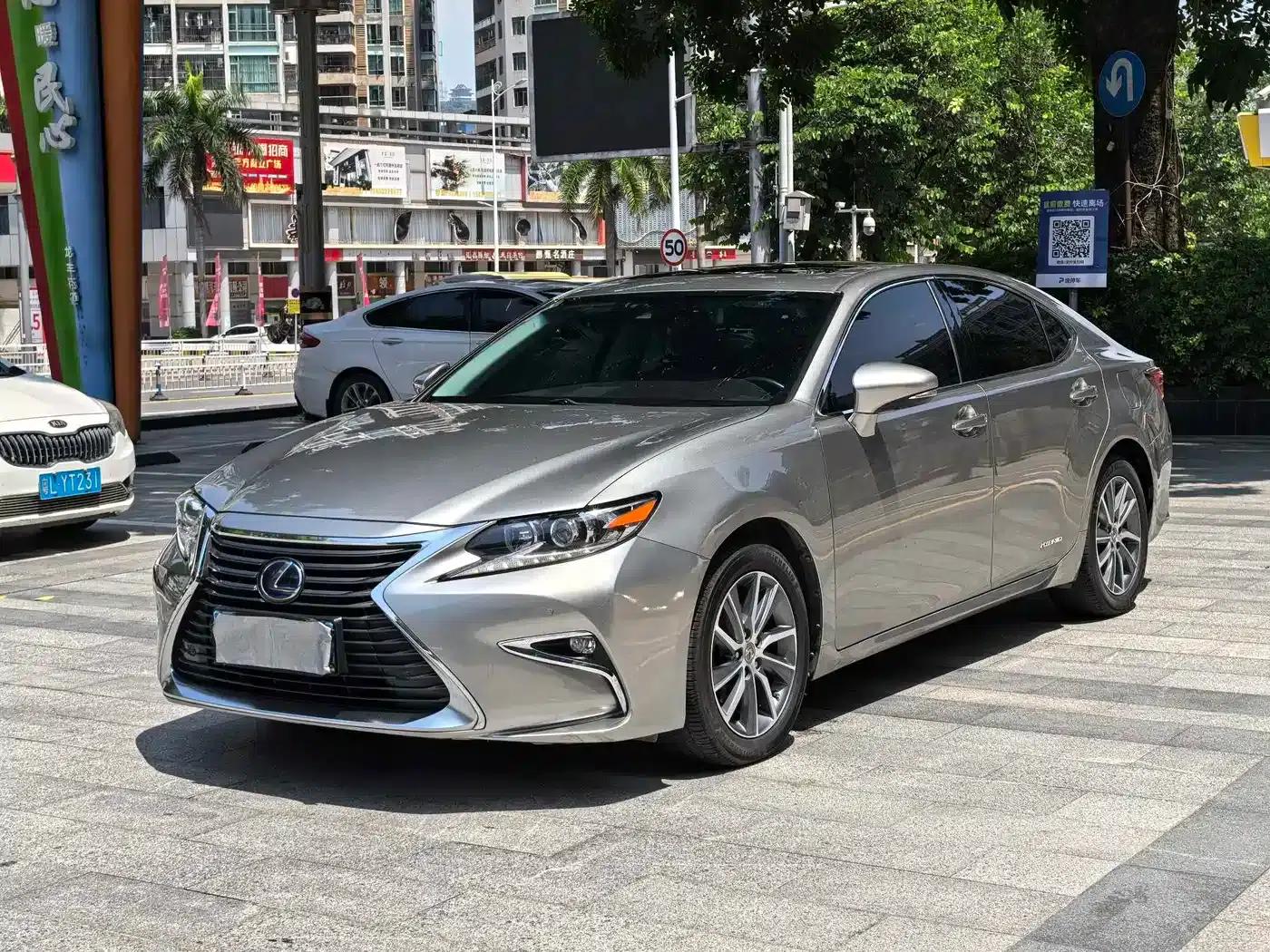 Lexus ES 2015 300h Comfort Edition — миниатюра 1