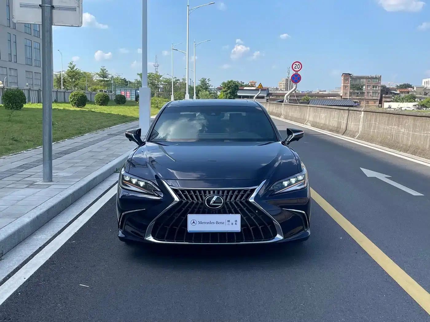Lexus ES 2022 300h Premium Edition — миниатюра 2