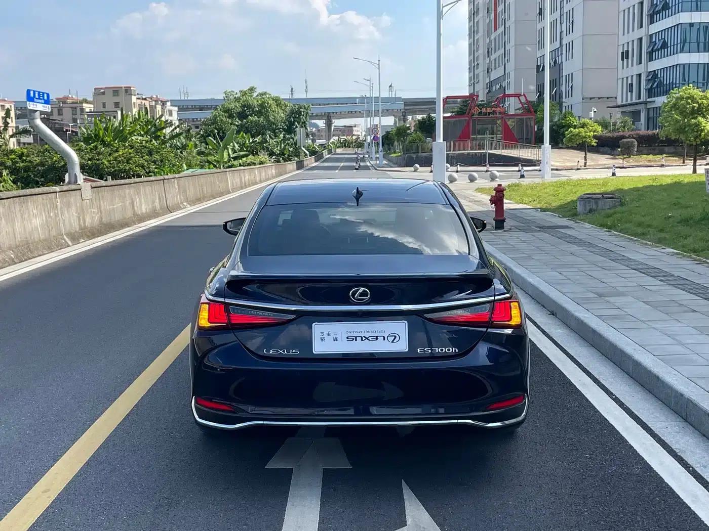 Lexus ES 2022 300h Premium Edition — миниатюра 8