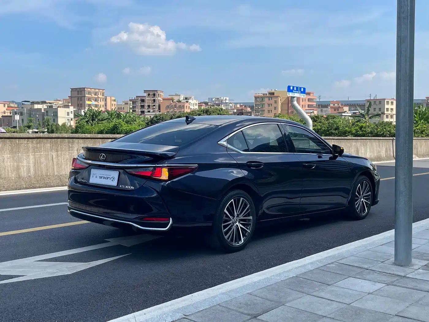 Lexus ES 2022 300h Premium Edition — миниатюра 9