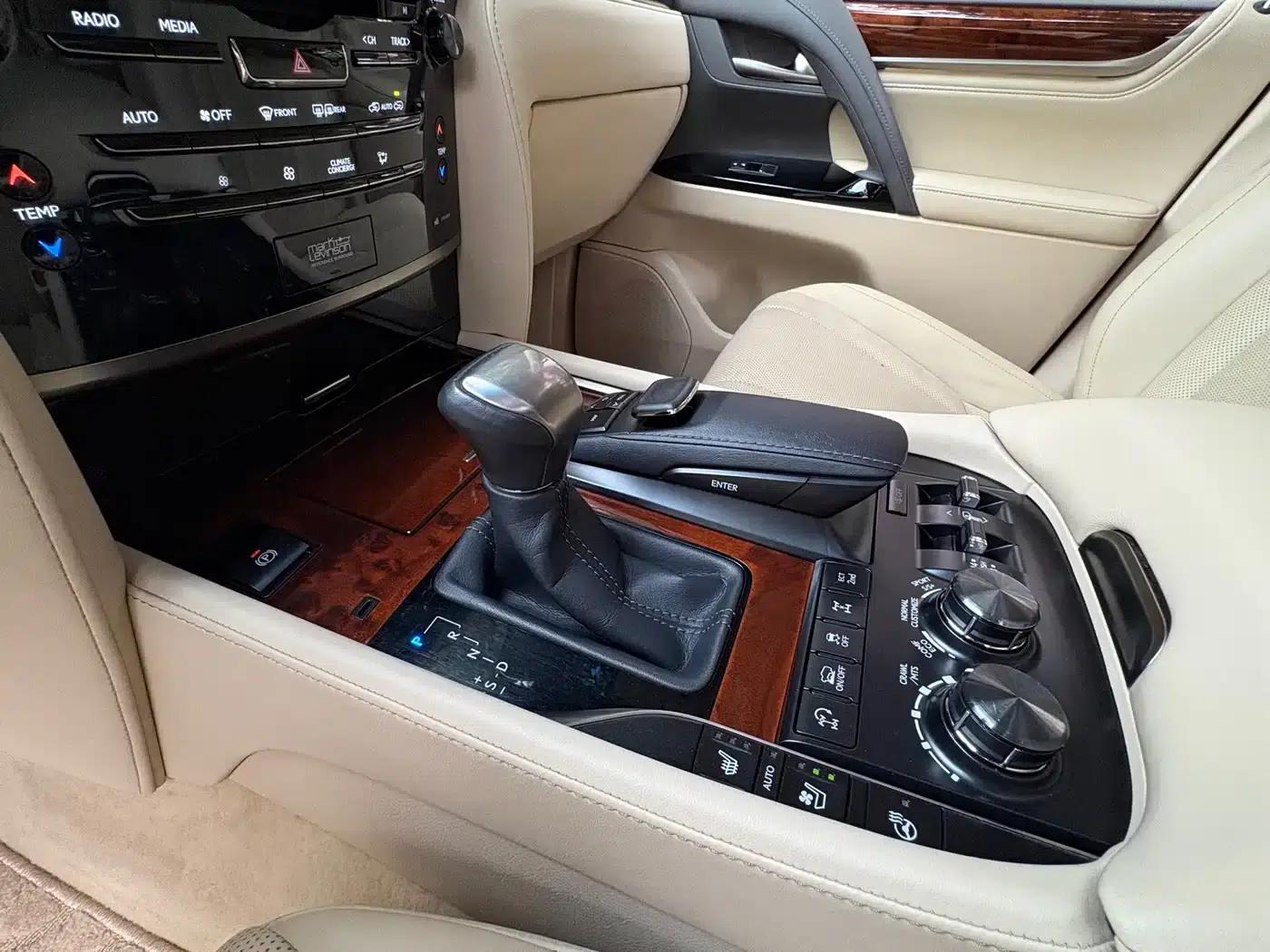 2016 Lexus LX 570 Premium Luxury Edition — миниатюра 14