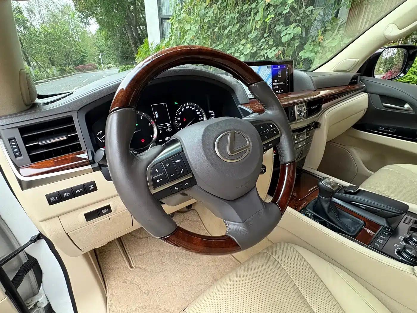 2016 Lexus LX 570 Premium Luxury Edition — миниатюра 16