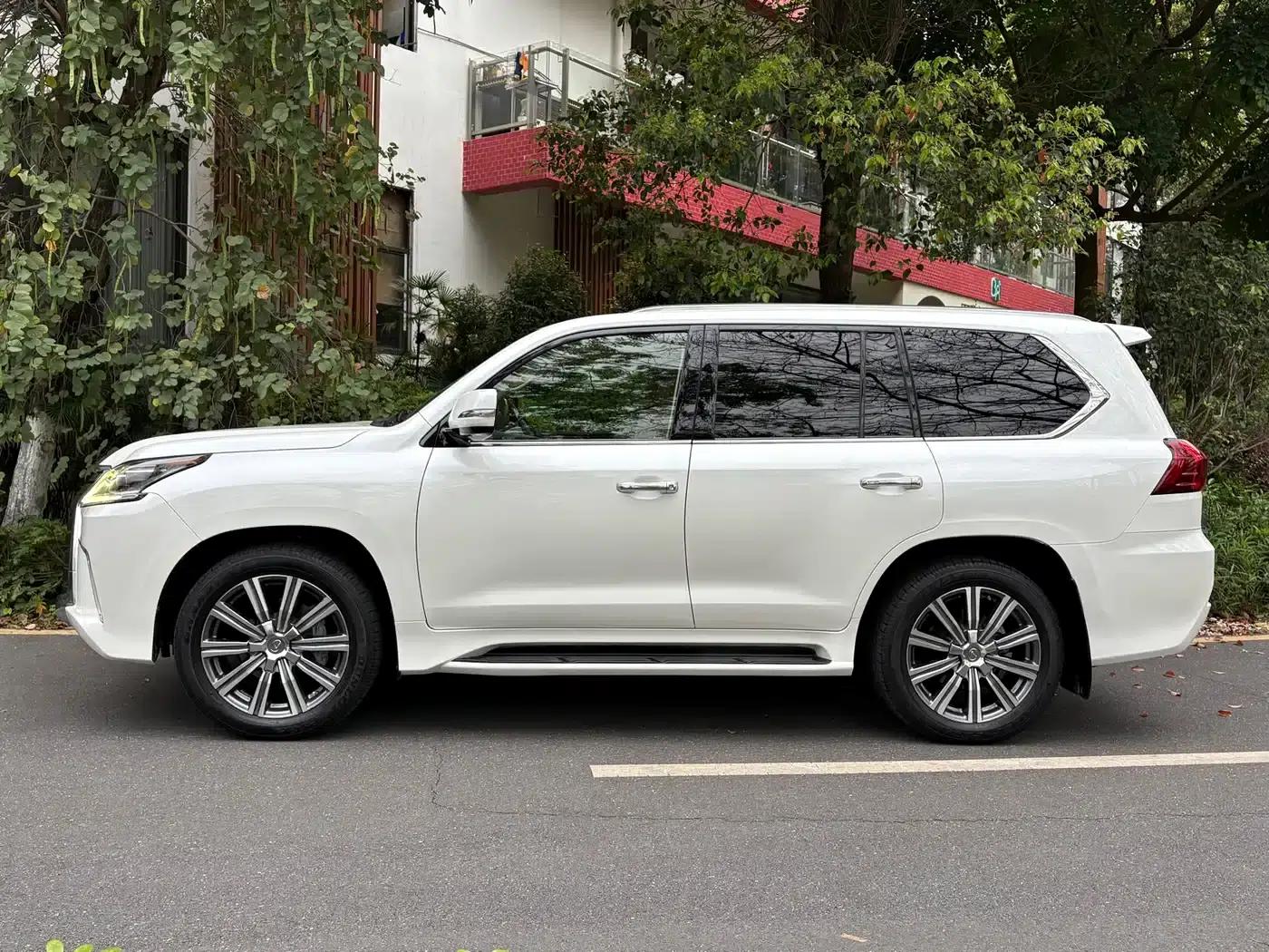 2016 Lexus LX 570 Premium Luxury Edition — миниатюра 3