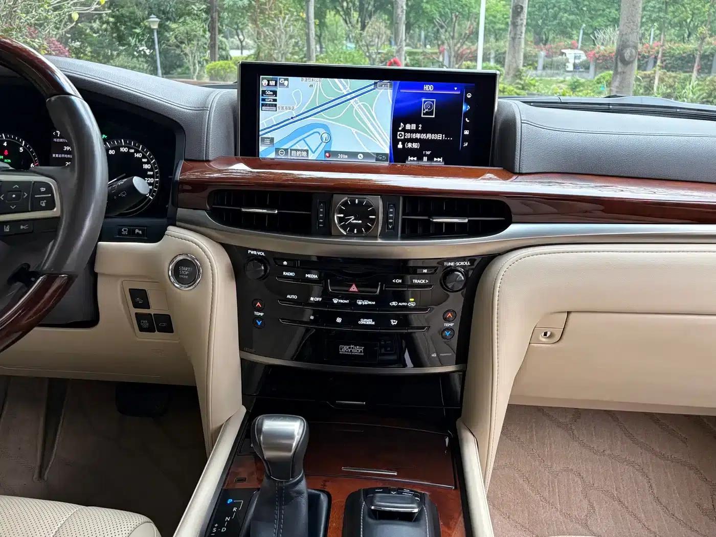 2016 Lexus LX 570 Premium Luxury Edition — миниатюра 21