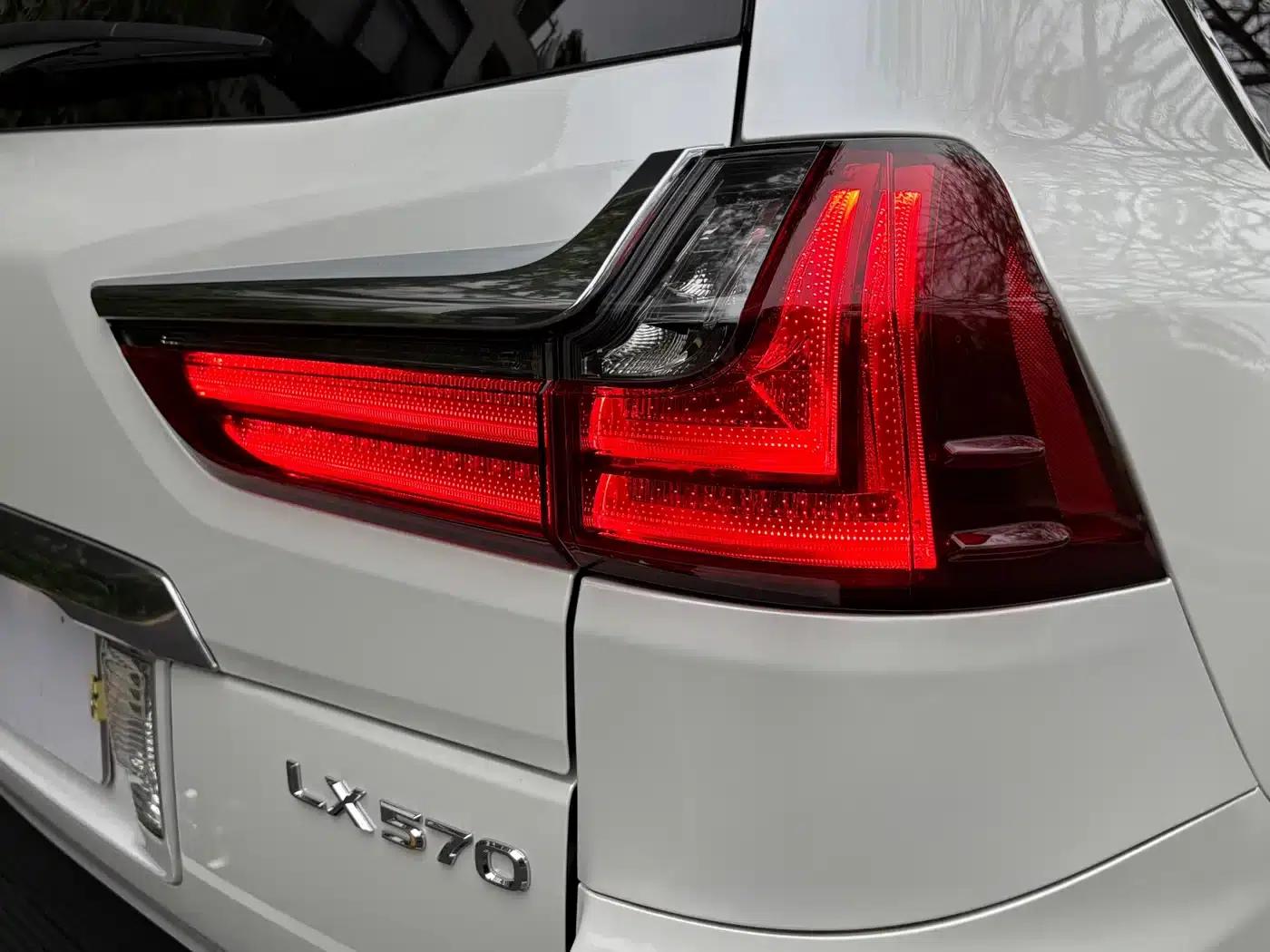 2016 Lexus LX 570 Premium Luxury Edition — миниатюра 24