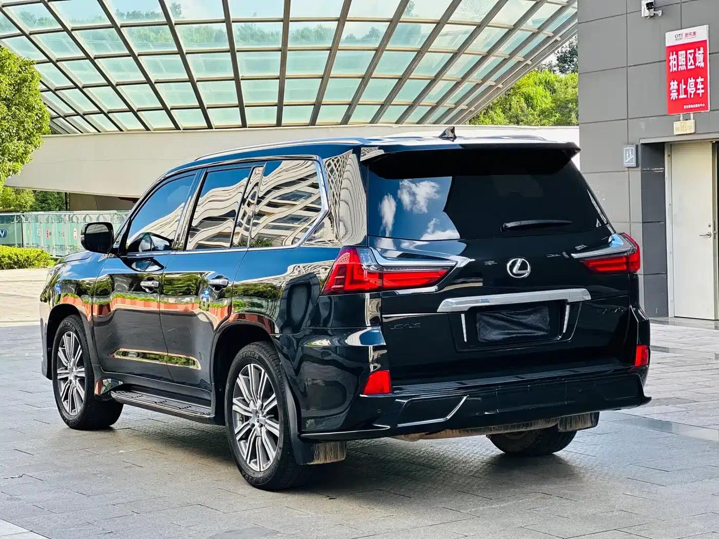 2016 Lexus LX 570 Premium Luxury Edition — миниатюра 12