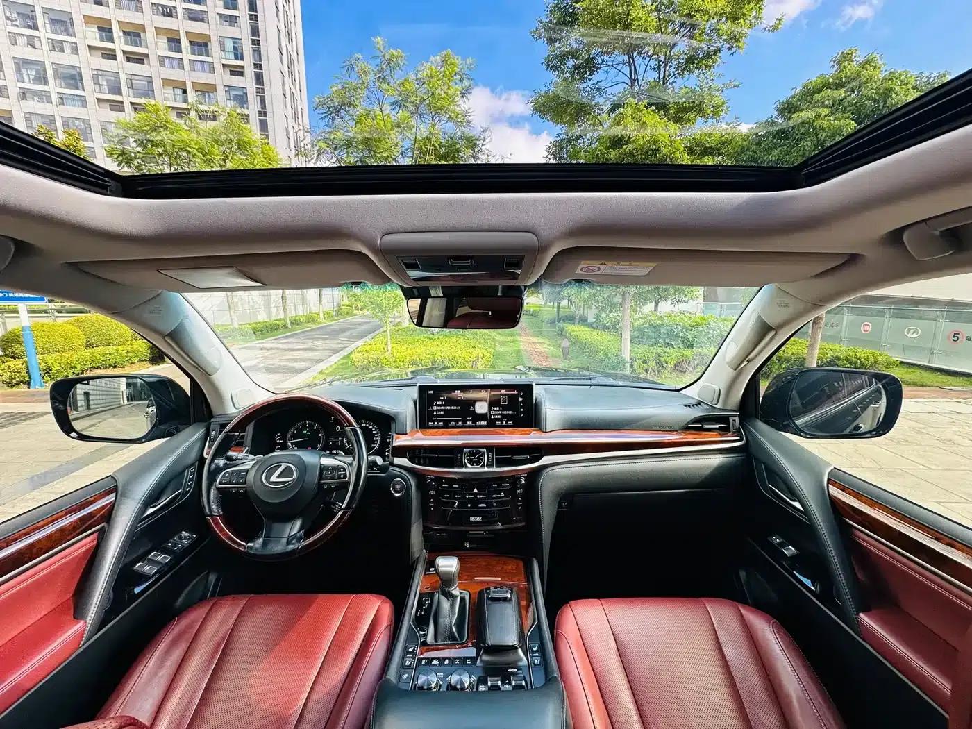2016 Lexus LX 570 Premium Luxury Edition — миниатюра 4